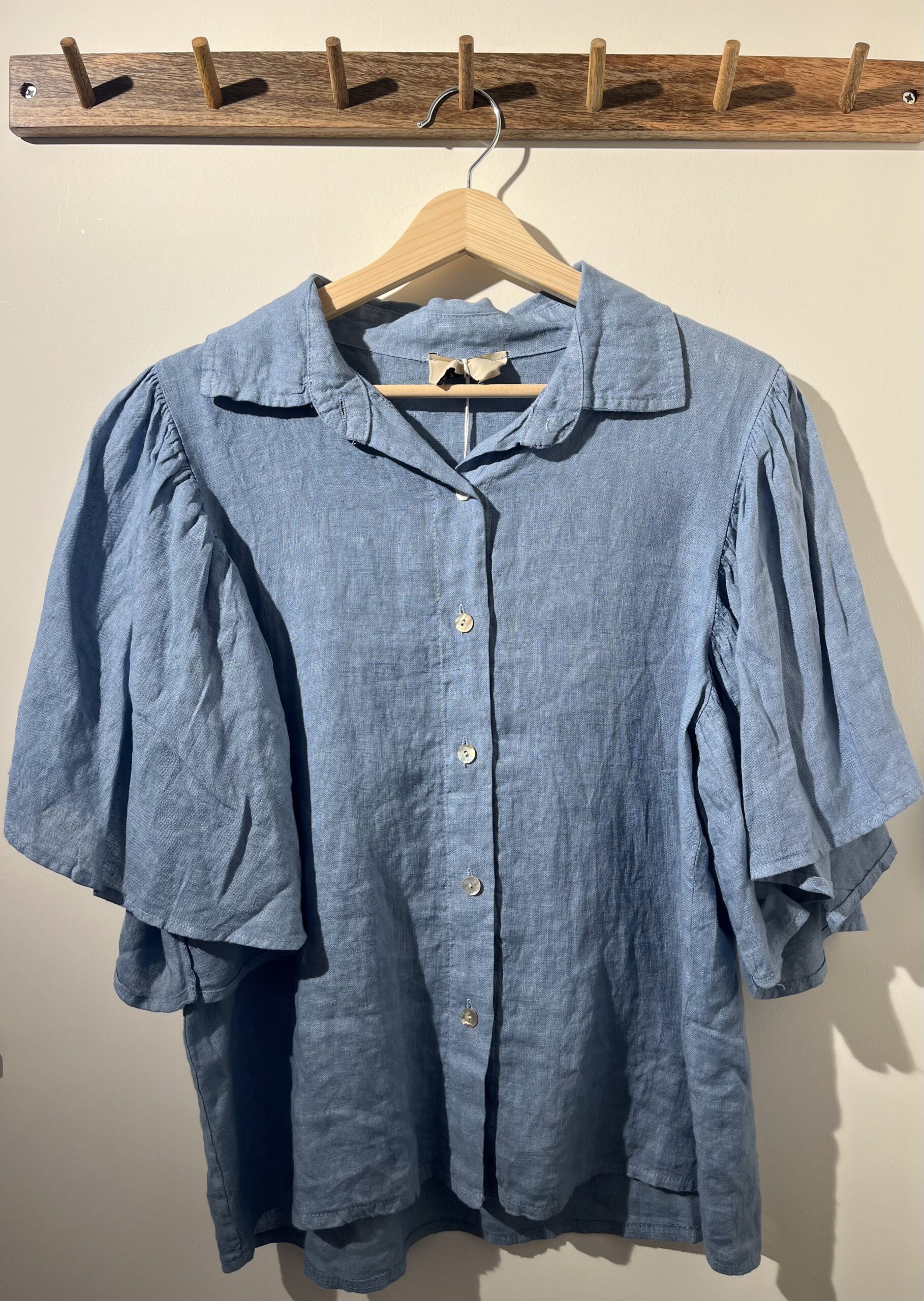 Blouse en lin manches volantes bleu jean – Image 3