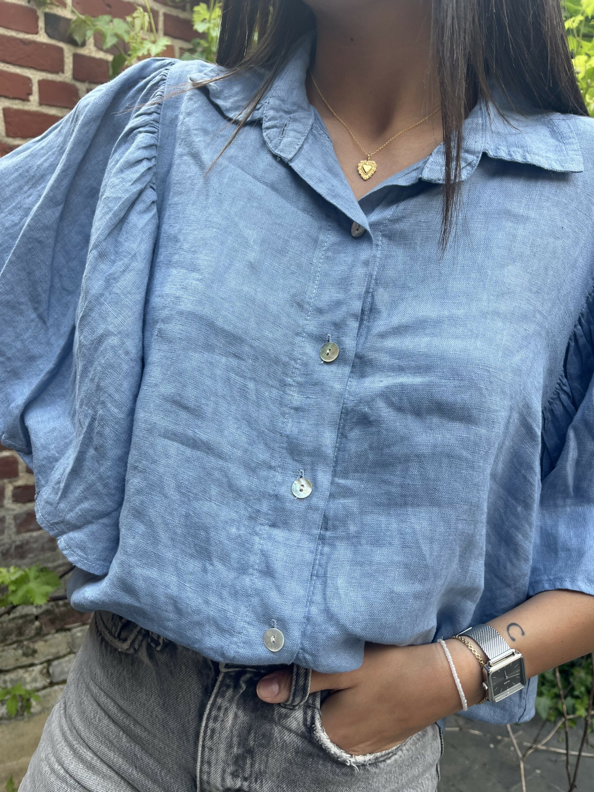 Blouse en lin manches volantes bleu jean – Image 2