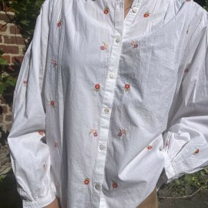 Chemise blanche à fleurs brodées