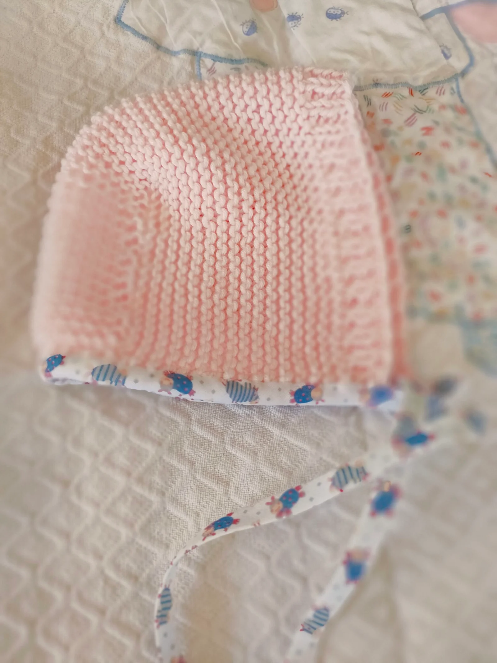 Béguin en coton avec biais – rose layette – taille 0-3 mois