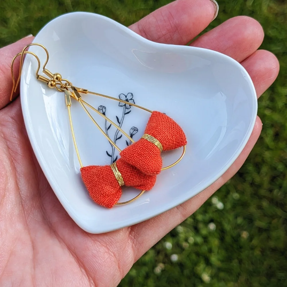 Coffret 100% lin : boucles d’oreilles & sa coupelle en porcelaine – Image 2