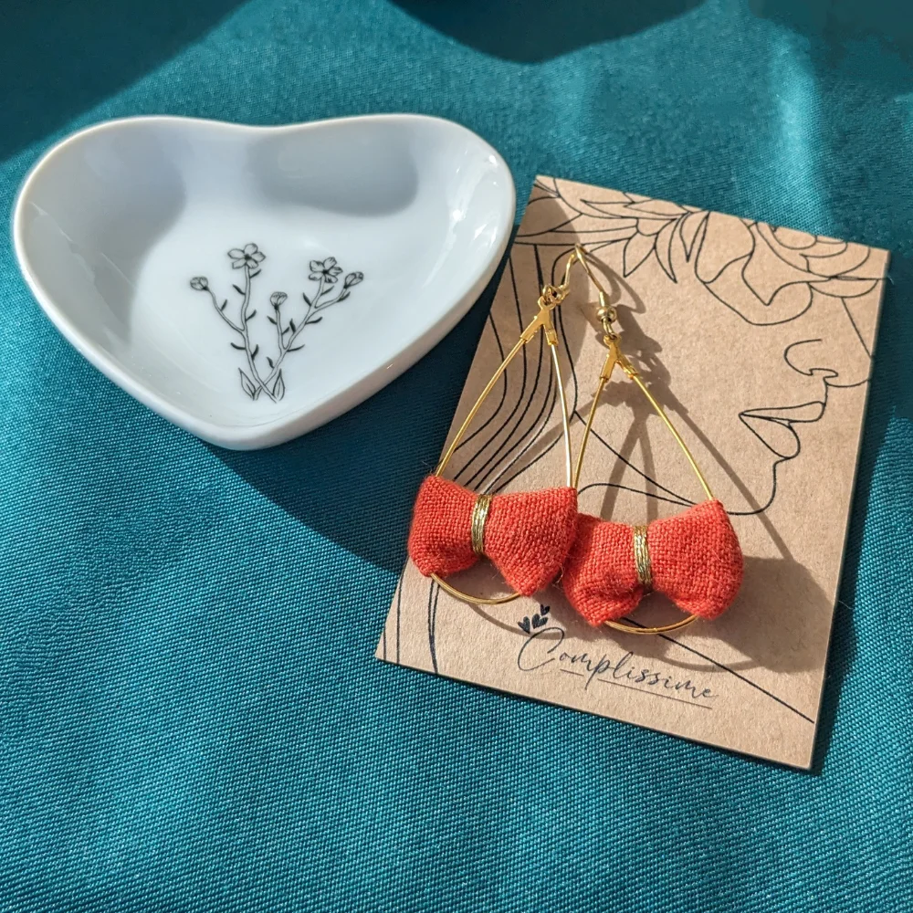 Coffret 100% lin : boucles d’oreilles & sa coupelle en porcelaine – Image 4