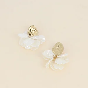 Boucles pendantes – pétales en résine blanche nacrée