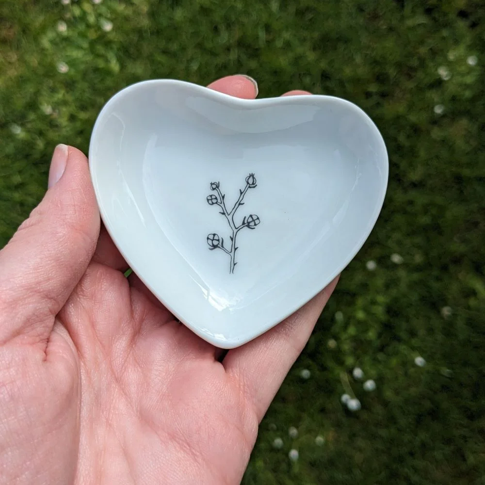 Coffret 100% coton : boucles d’oreilles & sa coupelle en porcelaine – Image 3