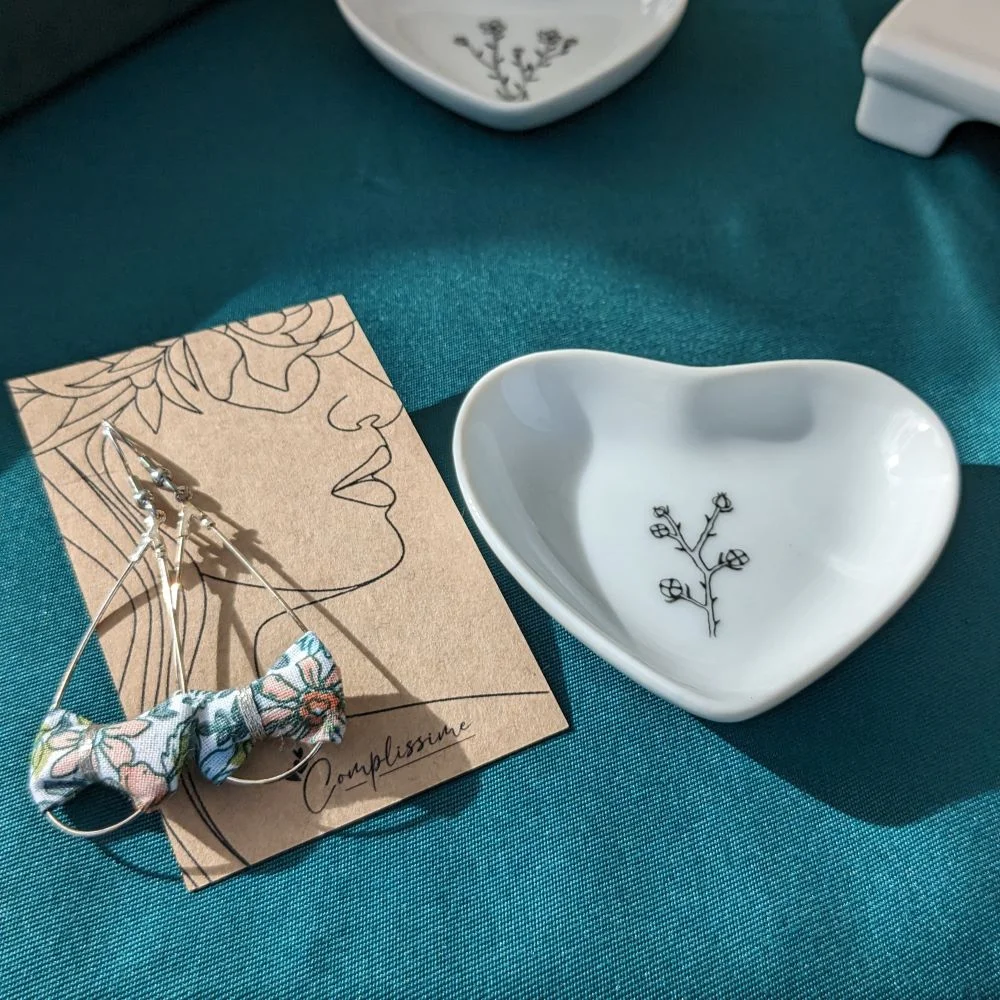 Coffret 100% coton : boucles d’oreilles & sa coupelle en porcelaine – Image 2