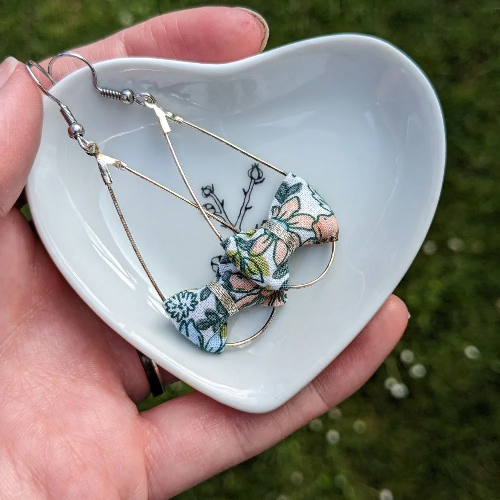 Coffret 100% coton : boucles d’oreilles & sa coupelle en porcelaine – Image 4