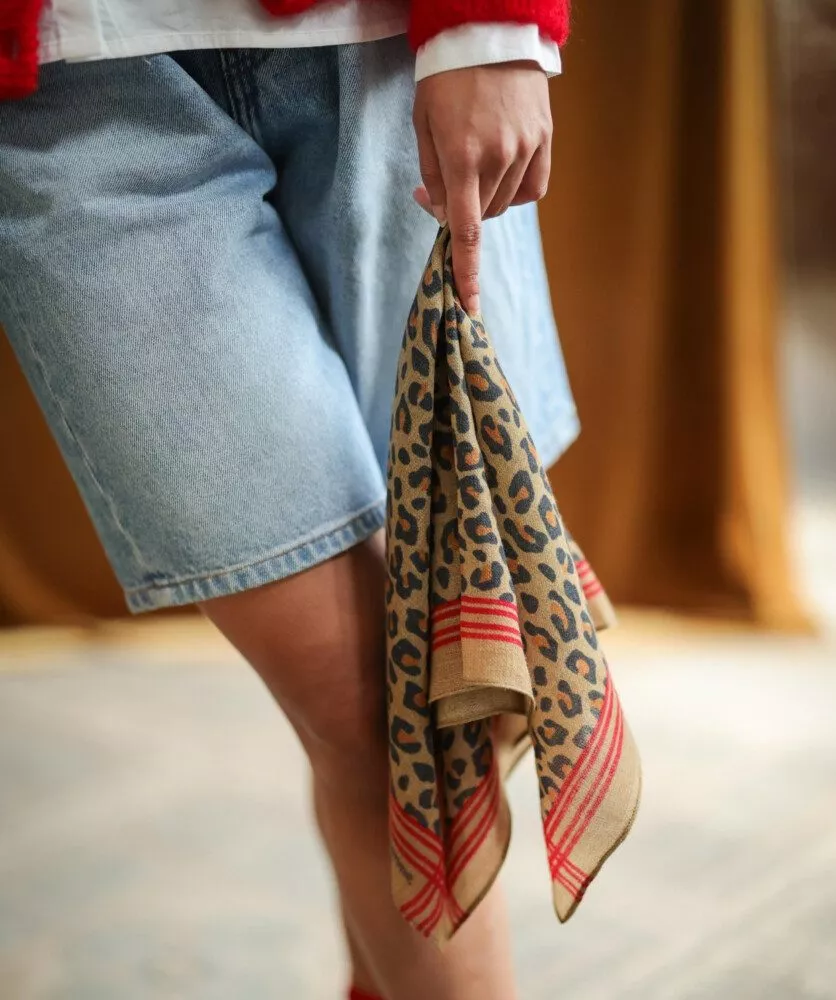 Foulard en Laine Léopard camel petit format 70x70cm – Image 3