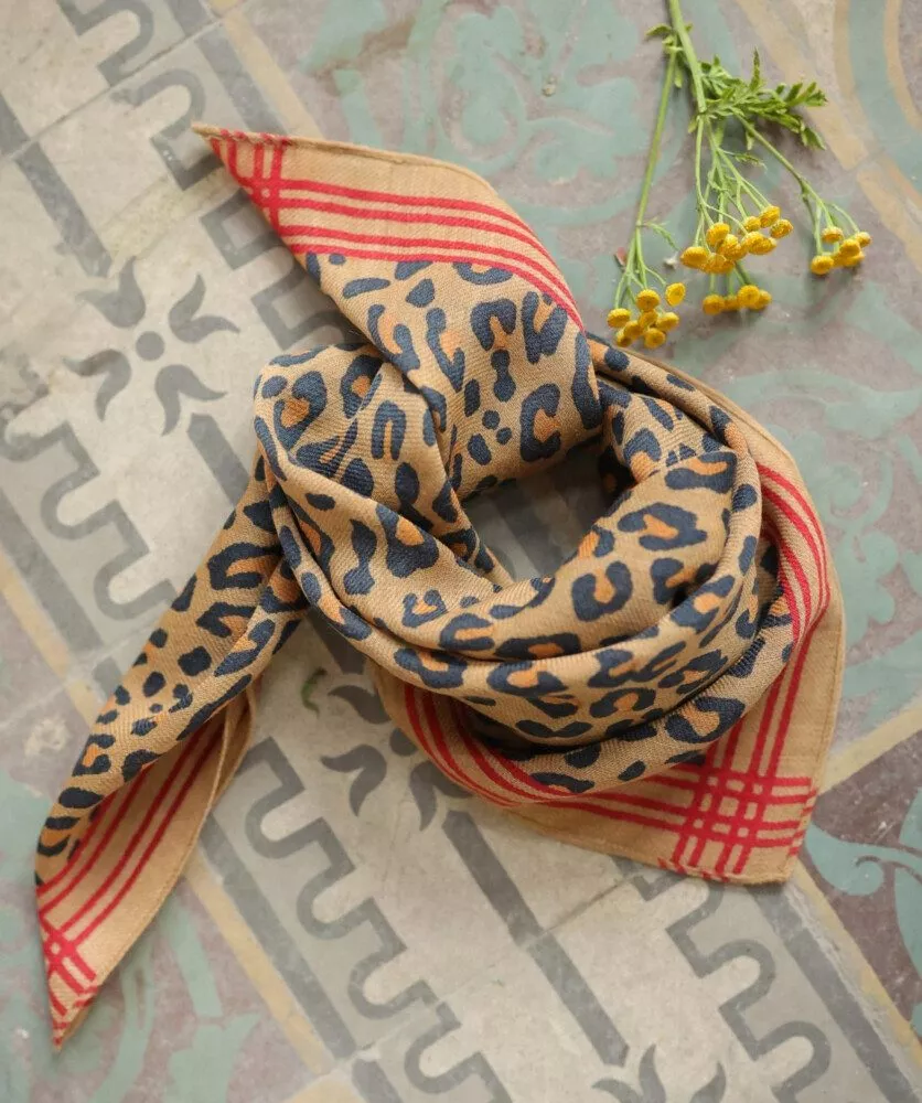 Foulard en Laine Léopard camel petit format 70x70cm