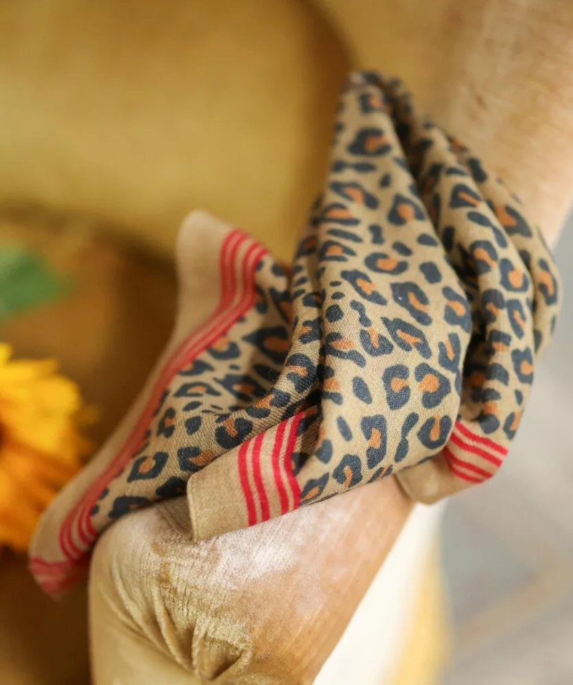 Foulard en Laine Léopard camel petit format 70x70cm – Image 4
